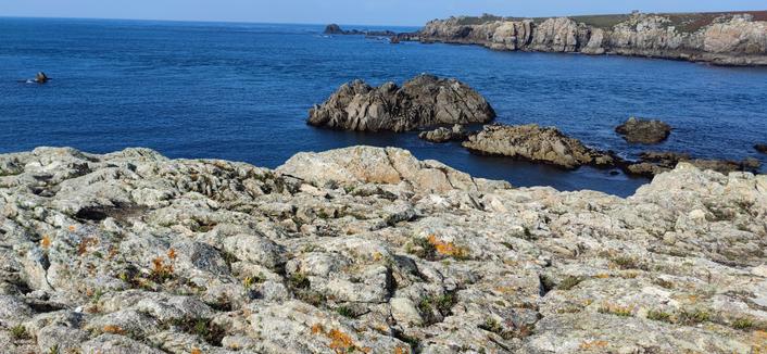 Penn ar ru meur, côte nord de l'île. En face la pointe ouest de l'île Keller sous le soleil.
