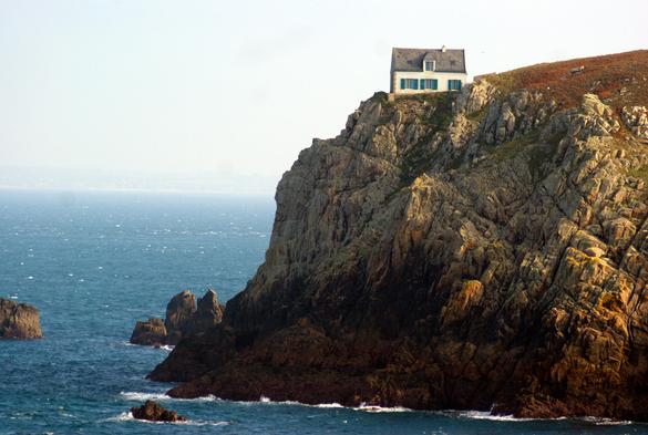 Maison de style breton accrochée à la plus haute falaise de l'Île d'Ouessant, la falaise du Stiff