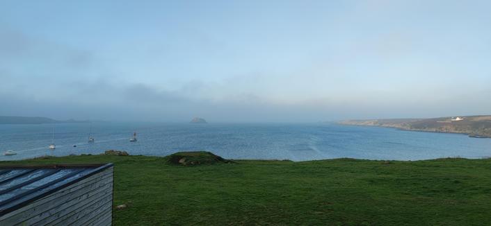 Baie de Lampaul, ciel bleu et brumes matinales qui se dissipent