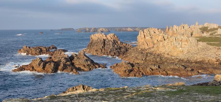 Depuis le phare du Creac'h, la baie de Yusin baignée par là lumière du soleil couchant