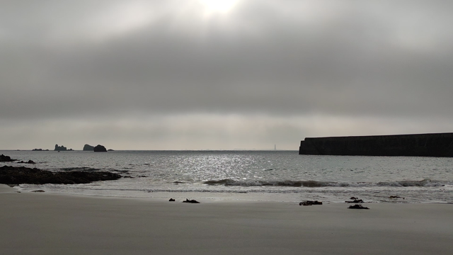 Port d'Arlan, les brumes tardent à se lever. La mer est calme. Au loin le phare Kereon veille.
