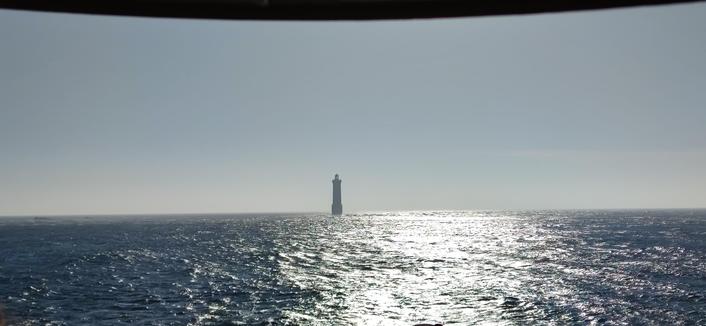 Le phare de Kéréon au plus près, ciel bleu, reflets argentés sur l'océan.