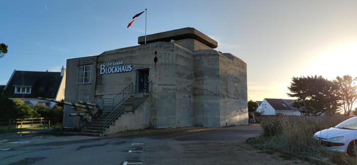Grand blockhaus allemand transformé en musée, photographié au crépuscule sous un ciel sans nuages, entre Batz-sur-Mer et La Baule.