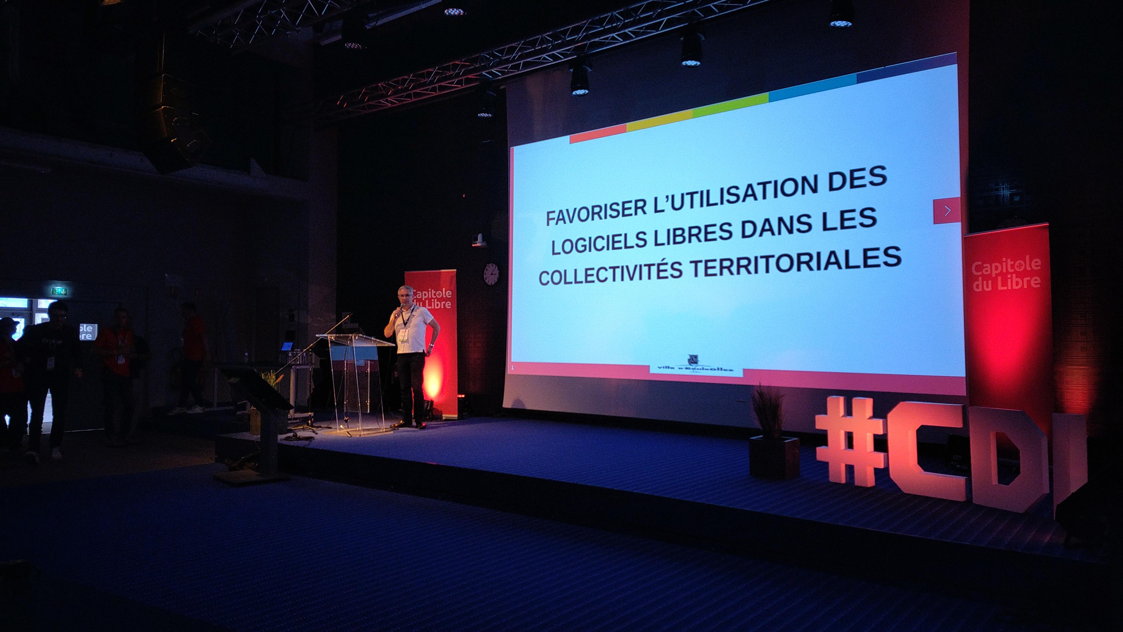 Diaporama projeté avec comme titre : Favoriser l'utilisation des logiciels libres dans les collectivités territoriales.