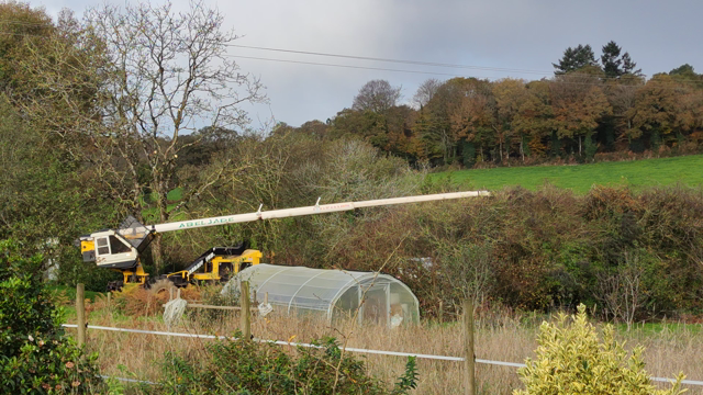 Un gros camion équipé d'un grand bras télescopique avec une scie circulaire à son extrémité, en train de ratiboiser la haie bocagère qui a le malheur d'être sous une ligne à moyenne tension (qui aurait dû être enterrée cet été mais enedis a eu la flemme de le faire sur les 300m qui restaient)