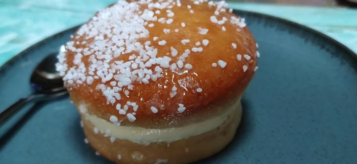 Mini-tropézienne dans une assiette à dessert