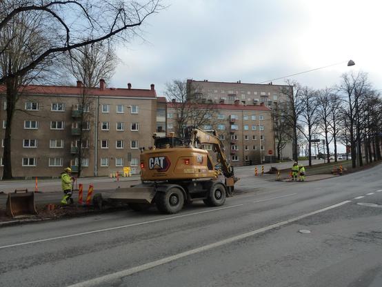 Mäkelänkatu/Vääksyntie corner with a caterpillar rearranging some street stones in place of a cut tree