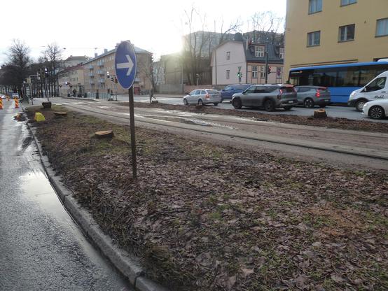 Mäkelänkatu 8/15 and Vallilan kirjasto tram stop, seen from Lohjantie crossing (vanha Vallila/puu-Vallila edge in the background)