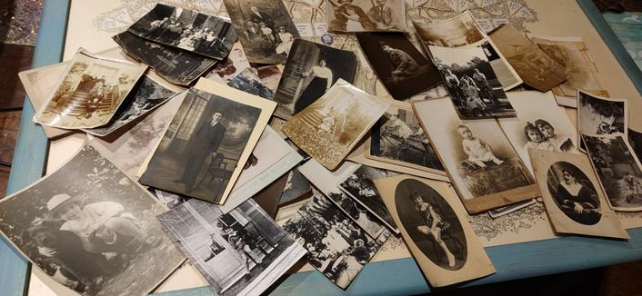 Quelques dizaines de photos de famille dont la plupart ont plus d'un siècle, éparpillées sur le tableau de mon arbre généalogique.
