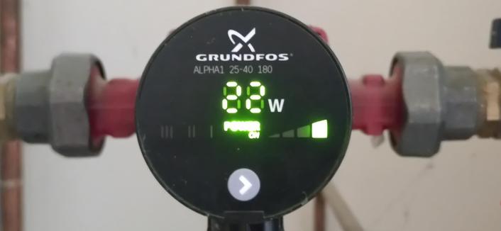 écran à cristaux liquide affichant 22 w, dans une installation de chauffage.