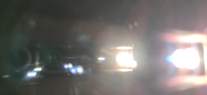 photo floue avec plusieurs sources lumineuses, l'utilisation intempestive d'un flash en est la cause.