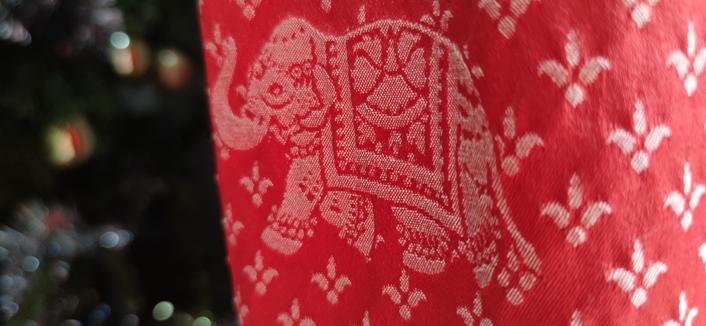 motif d'éléphant sur un rideau rouge