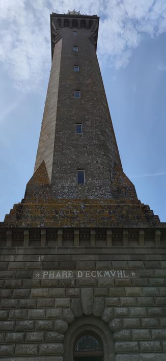 au pied du phare d'Eckmühl par beau temps.