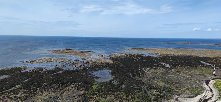 depuis le sommet du phare d'Eckmühl, vue sur la côte à marée basse. Zone dangereuse pour les bateaux...