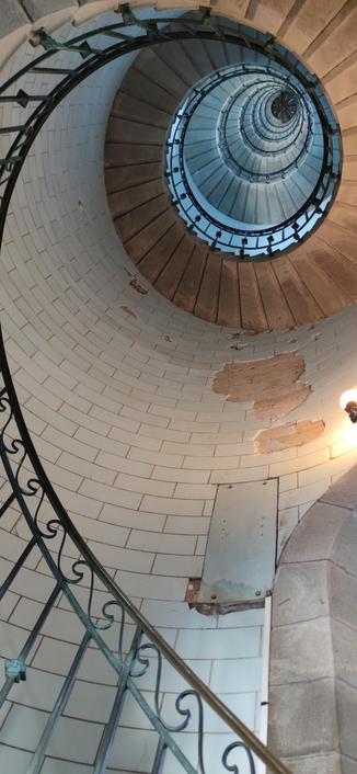 rampe d'escalier du phare d'Eckmühl depuis le rez de chaussée. 290 marches de pierre avant les 13 marches métalliques de l'échelle finale.