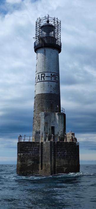 au pied du phare d'Ar-Men par mer calme