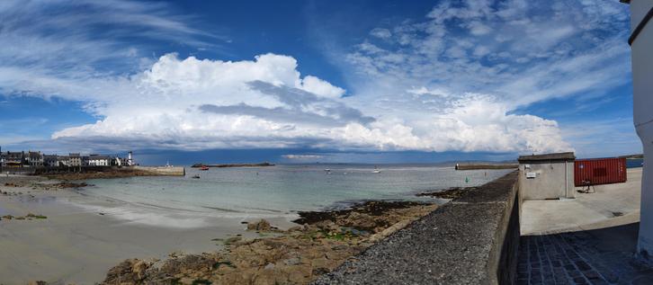 panorama d'une cellule orageuse sur la baie de Douarnenez, photo prise depuis le port de Sein