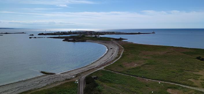 Depuis le belvédère du phare de Goulenez, vue de l'île de Sein par beau temps.