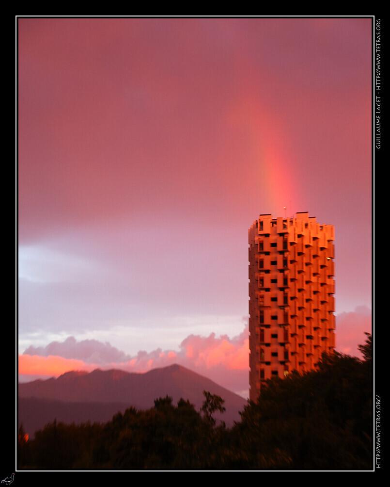 Un arc-en-ciel au dessus d'un immeuble-tour