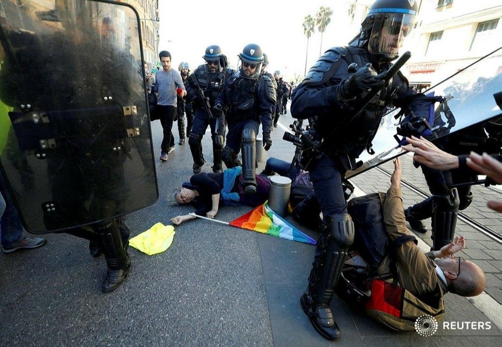 Photo Reuters de policiers enjambant Geneviève Legay, inconsciente au sol, après avoir été renversée par la charge policière lors d'une manifestation de Gilets Jaunes à Nice en mars 2019.