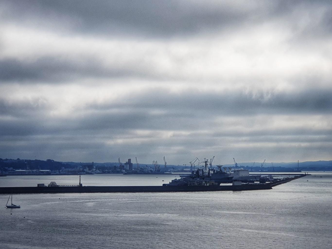 Le port militaire de Brest sous un ciel chargé