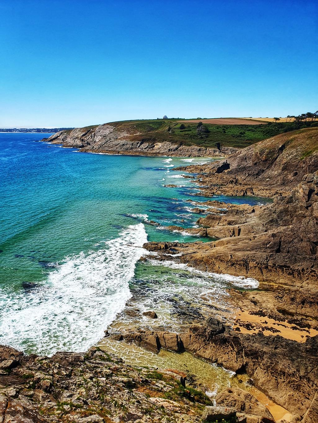 Mer turquoise le long des falaises
