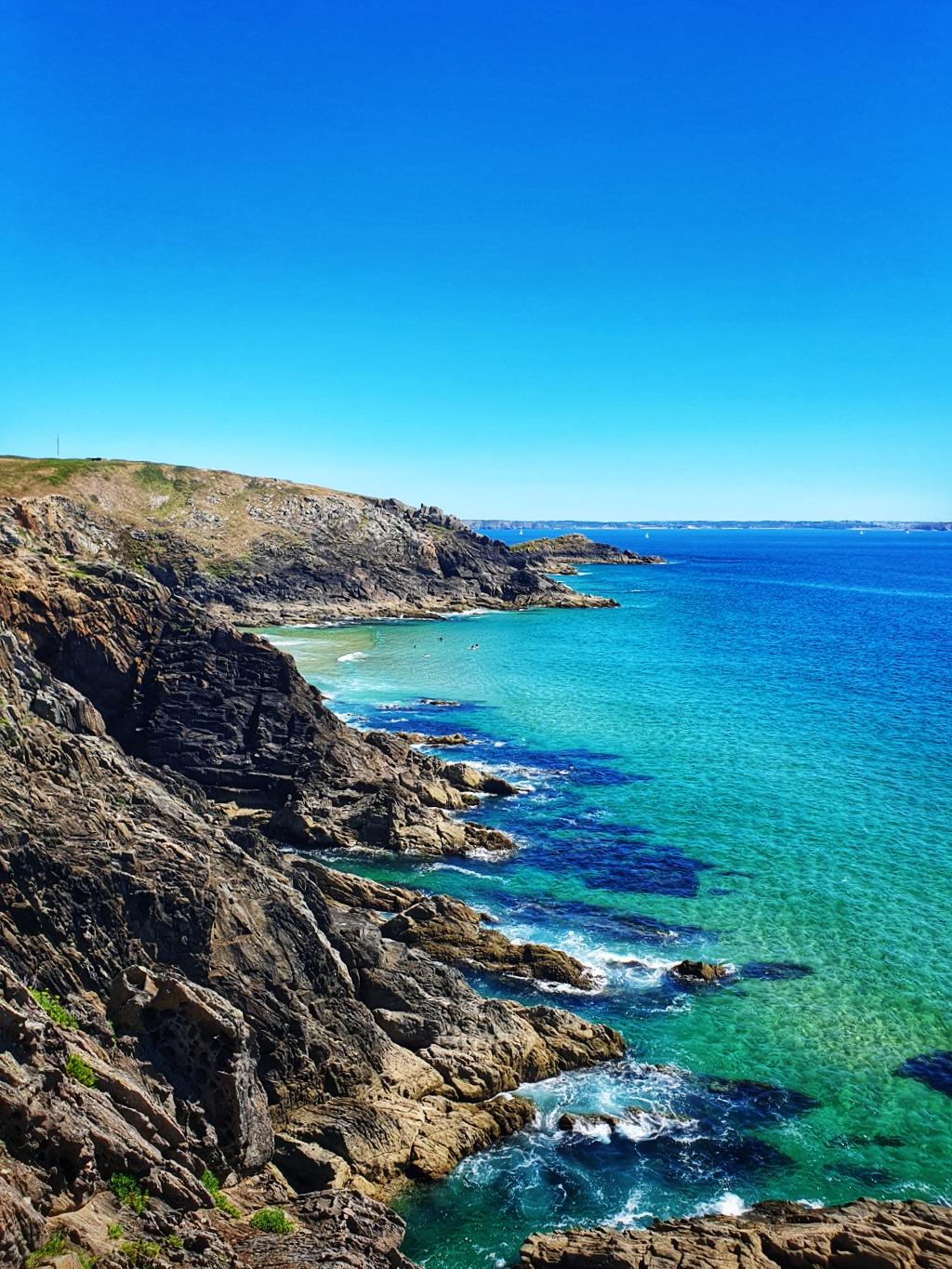 Mer turquoise le long des falaises