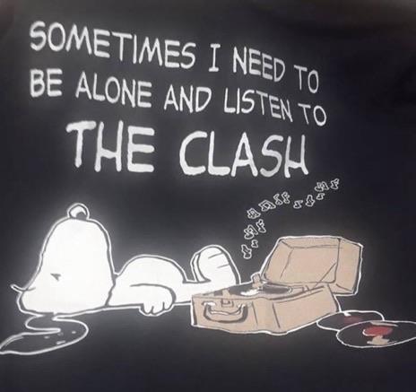 Snoopy est allongé à côté d’un tourne disques duquel s’échappe des notes de musique. Au dessus est écrit : Sometimes i need to be alone and listen to The Clash.