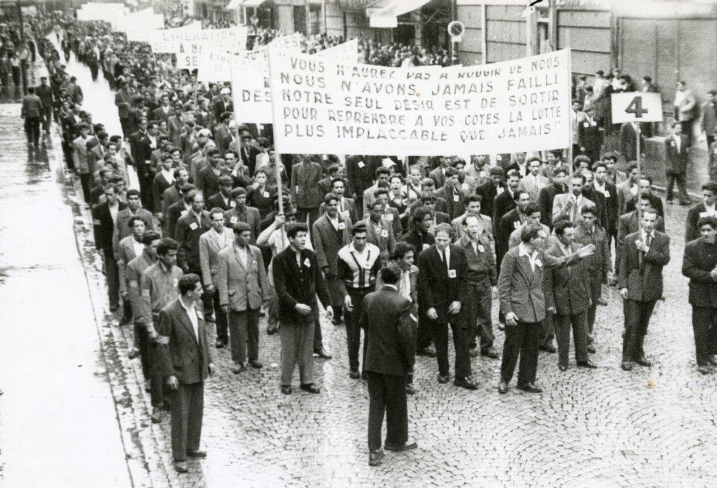 Cortège du Mouvement pour le triomphe des libertés démocratiques (MTLD) encadré par un service d'ordre