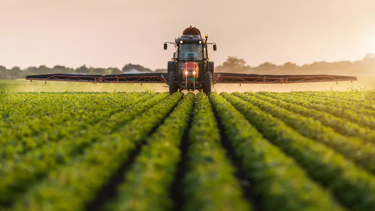 L’EFSA abaisse le seuil sans risque pour l’exposition au TFA 
Image sur le site de l'EFSA

Tracteur en train d'épandre des pesticides dans un champ.