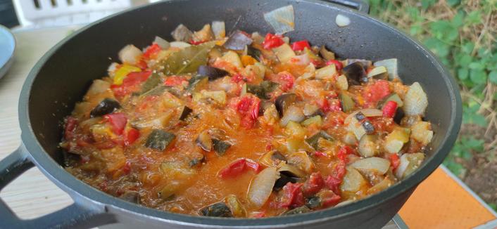 une ratatouille dans une cocotte.