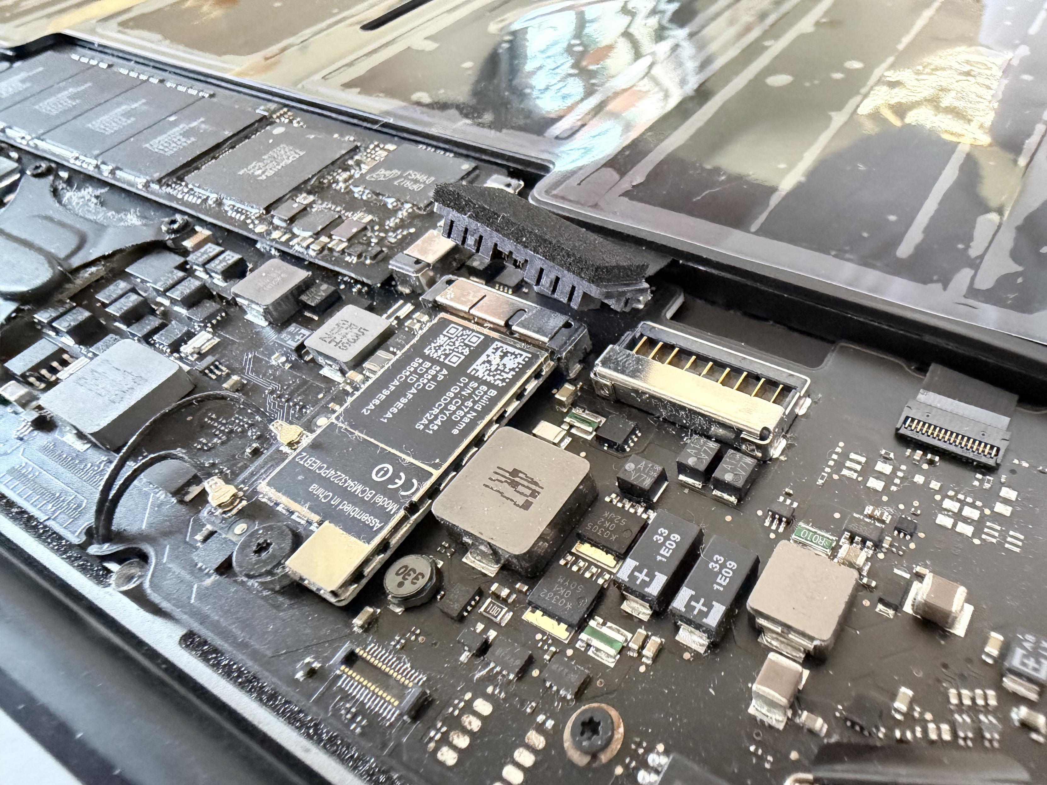 Interior of my MacBook, with the new battery, which connector is not aligned with the motherboard one…
