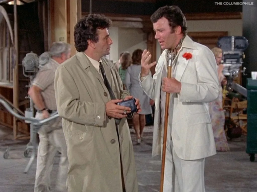 peter falk est columbo est william shatner est ward fowler qui est kipling qui est fowler qui est lieutenant lucerne, une sorte de columbo dandy très bien habillé avec une fleur rouge à la boutonnière. Il semble plus grand que Columbo mais c'est les talonnettes (non visible sur l'image)