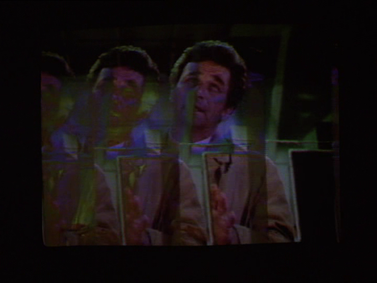 une image de columbo sur un moniteur complètement glitchée