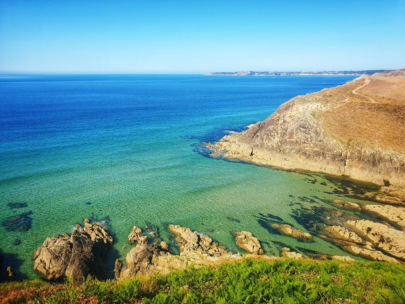 Côte rocheuse et eau turquoise