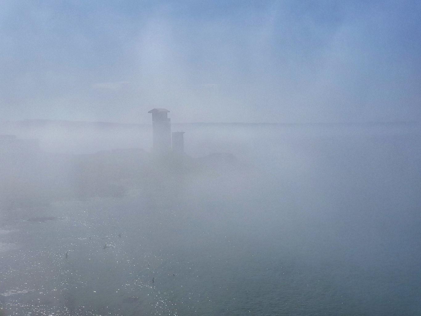 Le phare du Minou dans la brume
