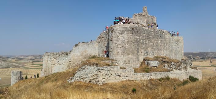 Ruines du château de Castrojeriz pris d'assaut par une nuée de photographes attendant l'éclipse totale
