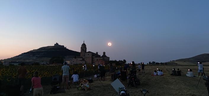 la couronne solaire plane au-dessus de Castrojeriz . c'est l'extase dans le public...