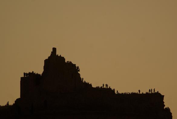 De nombreux observateurs et photographes se sont agglutinés sur les ruines du château sur la colline surplombant Castrojeriz. Ensemble, ils apparaissent en ombres chinoises sur fond de lumière dorée. 