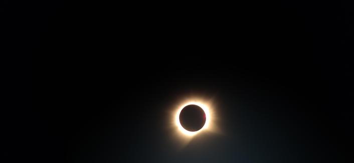 éclipse totale de soleil, avec les draperies argentées de la couronne solaire