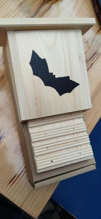 gîte à chauve-souris (pipistrelles) en bois, décoré avec une chauve-souris peinte à la main.