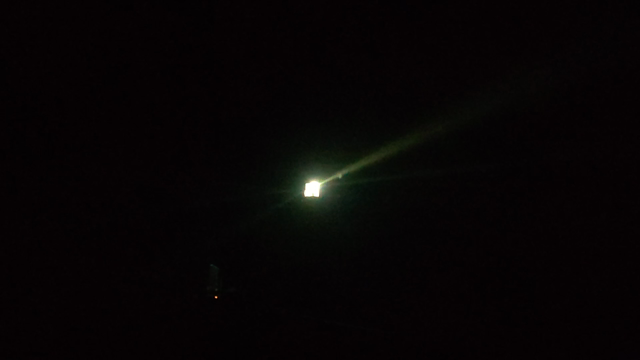 le ballet des faisceaux lumineux la nuit