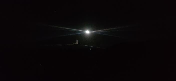 faisceaux lumineux du phare de Creac'h sous un. angle différent, d3 part et d'autre du phare.