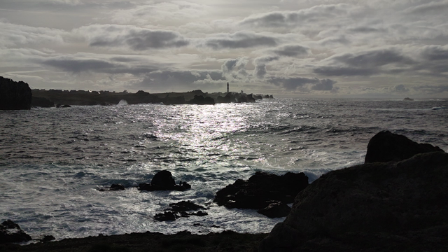 depuis Yusin, la côte déchiquetée devant le phare du Creac'h, saturée d'embruns, et les reflets du soleil sur l'océan.