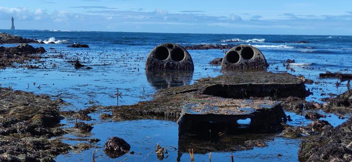 au moment de la basse mer, l'épave du Ashby, vapeur anglais échoué en 1916 se dévoile à Porz Doun. il ne reste qu'une partie de la structure ainsi que les deux chaudières qui ressemblent à deux immenses smileys à moitié immergés. à l'horizon à gauche se tient le phare de la jument