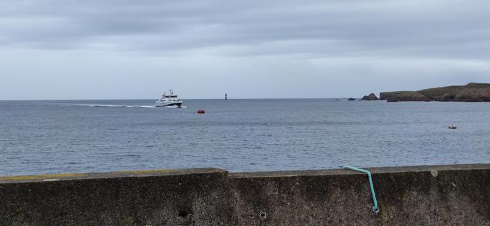 le Fromveur II en approche du port du Stiff où on embarquera dans quelques minutes pour le continent. Mer calme, temps couvert, légèrement humide.